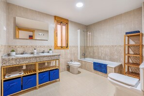 Regadera, secadora de cabello, toallas 