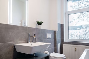 Haartrockner, Handtücher, Seife, Toilettenpapier