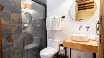 Habitación cuádruple Premium | Baño | Ducha, toallas, jabón y champú