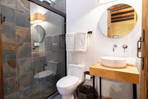 Kamar Quadruple Premium | Kamar mandi | Shower, handuk, sabun, dan sampo