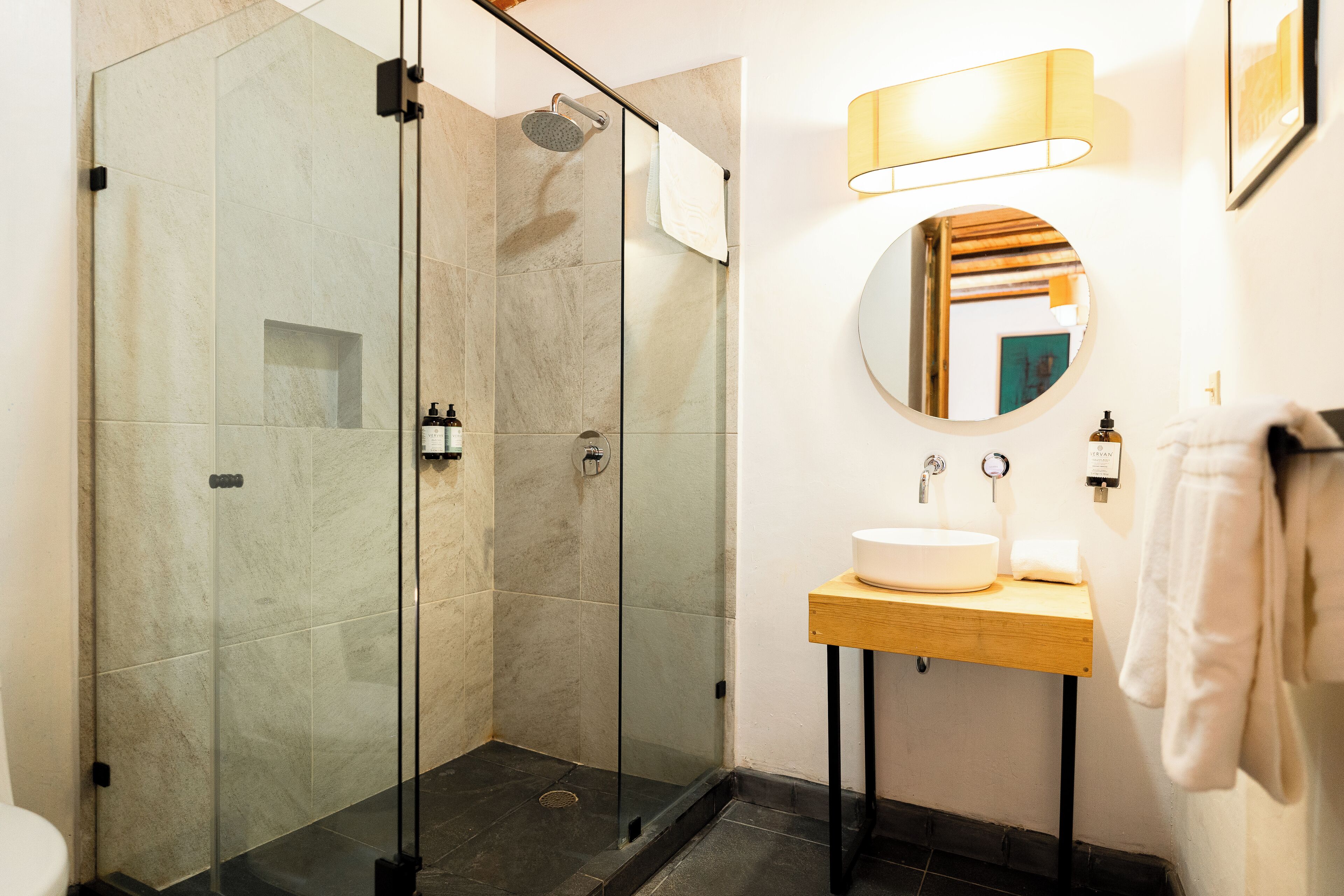 高級雙人房 | 浴室 | 淋浴設備、毛巾、肥皂、洗髮精