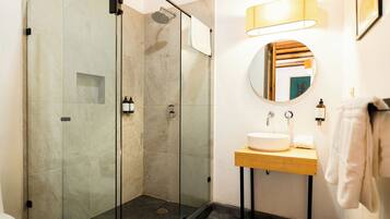 Habitación doble superior | Baño | Regadera, toallas, jabón, shampoo