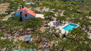 A house with a swimming pool surrounded by trees and hills. - Holiday Home House of the Sun (Sutivan)