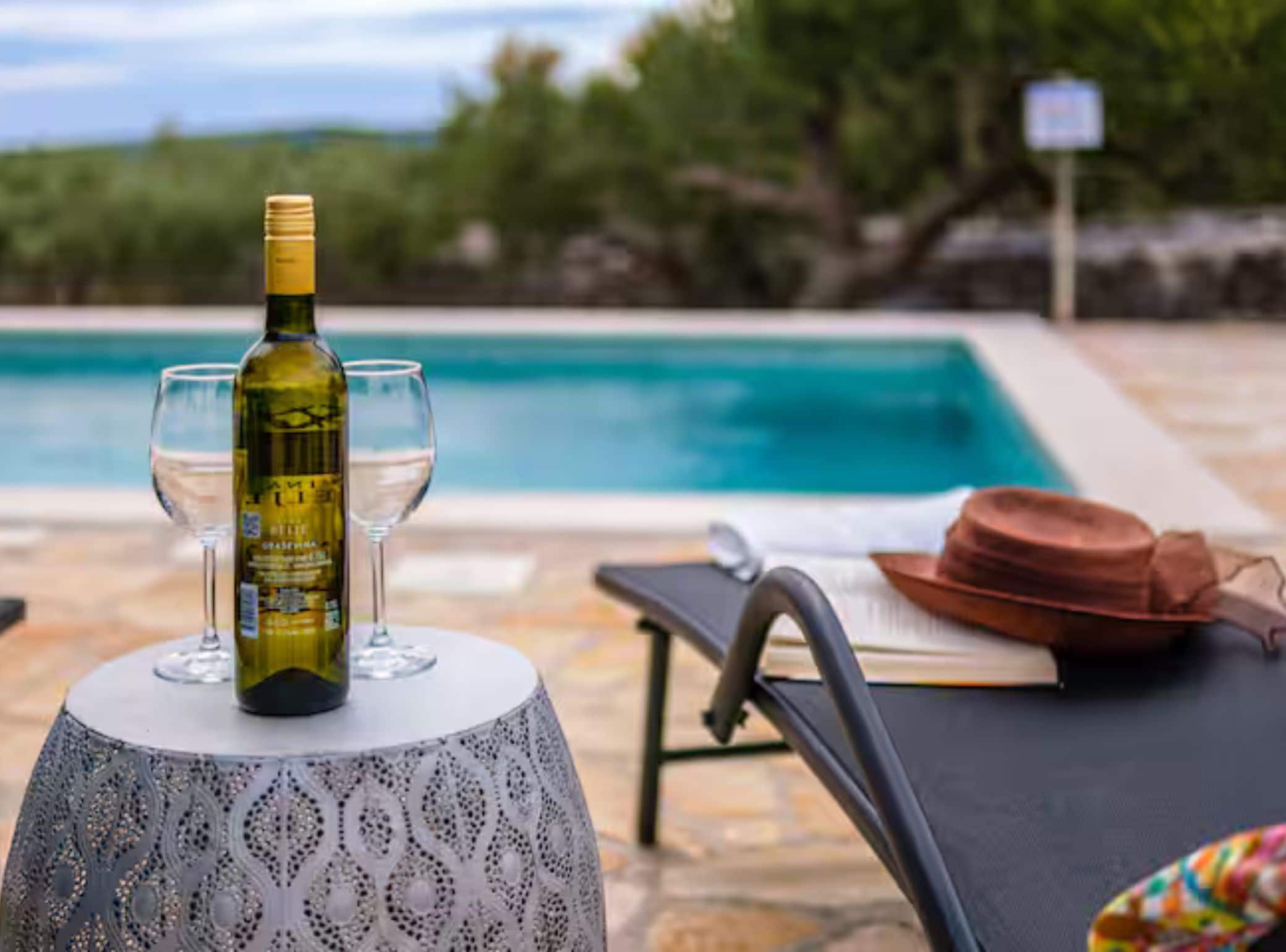 Huis (Three Bedroom Holiday Home with Pool) | Buitenzwembad | Een seizoensgebonden buitenzwembad