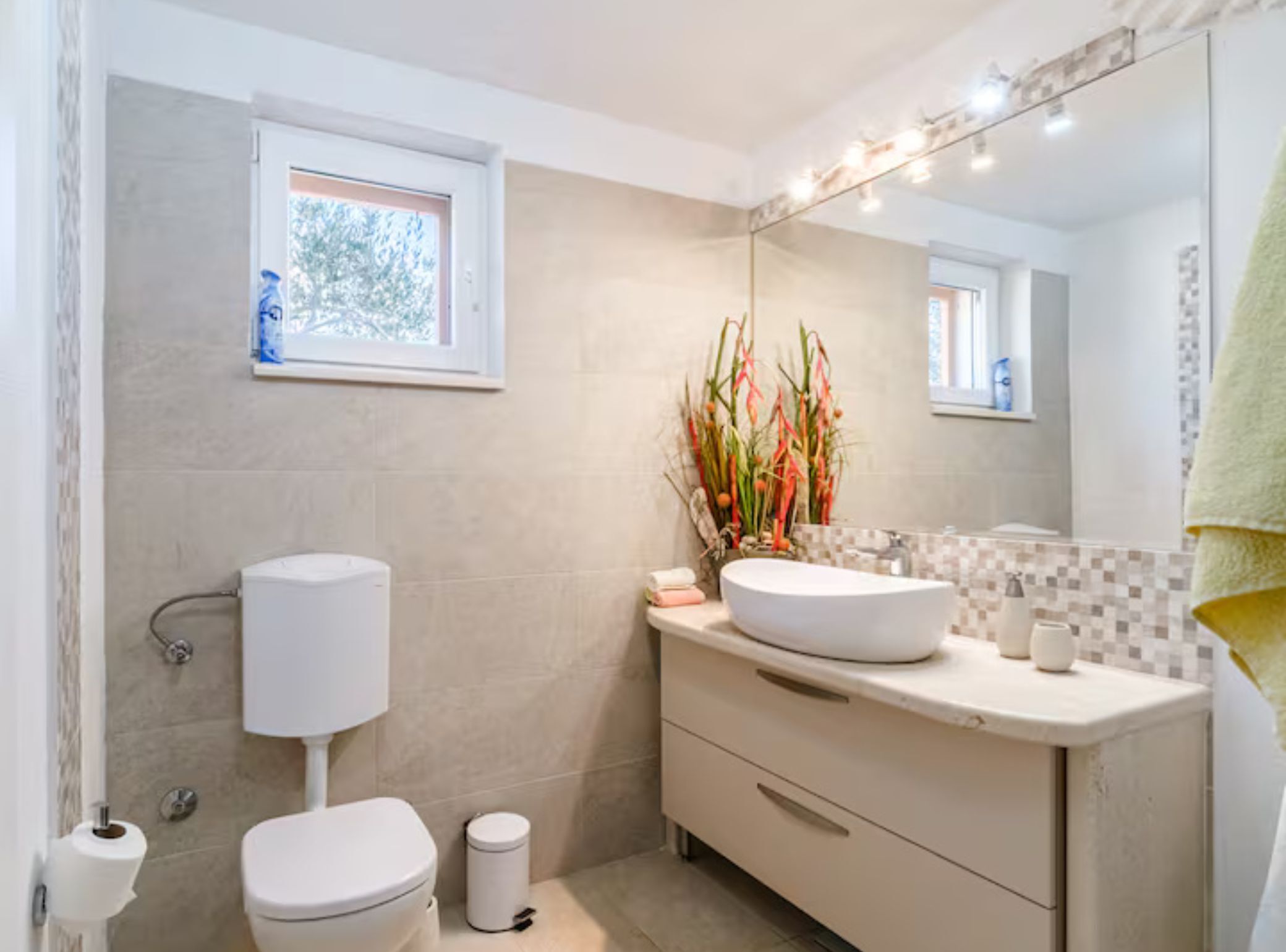 Un baño moderno con inodoro, lavabo y tocador.