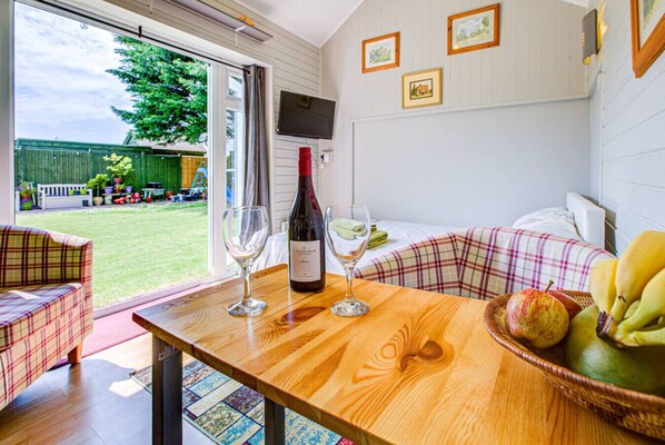 1 habitación, escritorio, tabla de planchar con plancha y wifi