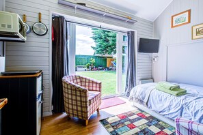 1 habitación, escritorio, tabla de planchar con plancha y wifi