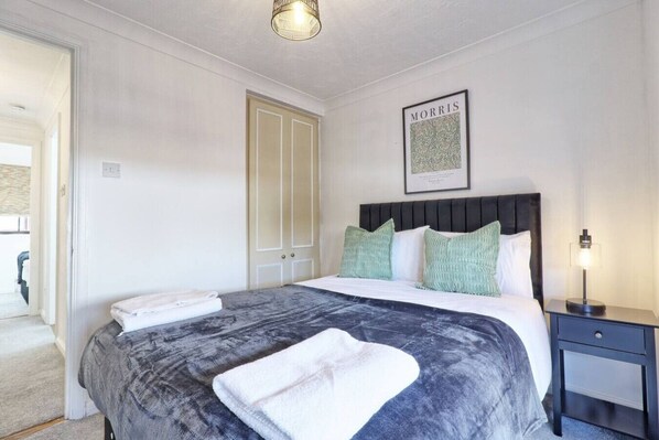 4 bedrooms, desk, iron/ironing board, WiFi