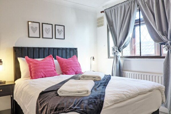 4 bedrooms, desk, iron/ironing board, WiFi