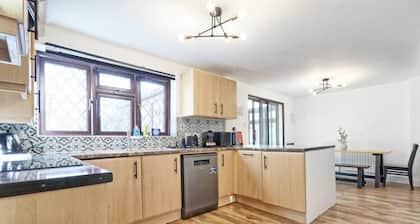 4BR 2BATH House with FREE Parking in Rivenhall