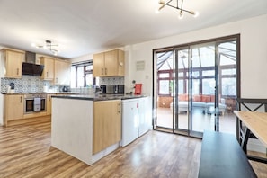 Køleskab, mikrobølgeovn, ovn, kogeplade