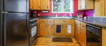 Spacious 5-bedroom house in serene Clam Lake with WiFi