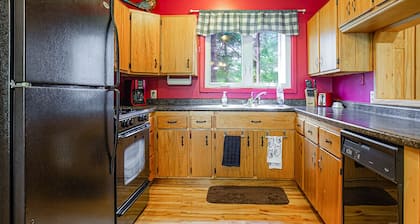 Spacious 5-bedroom house in serene Clam Lake with WiFi