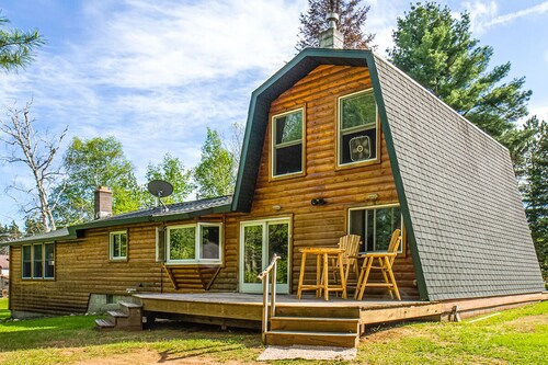 Spacious 5-bedroom house in serene Clam Lake with WiFi