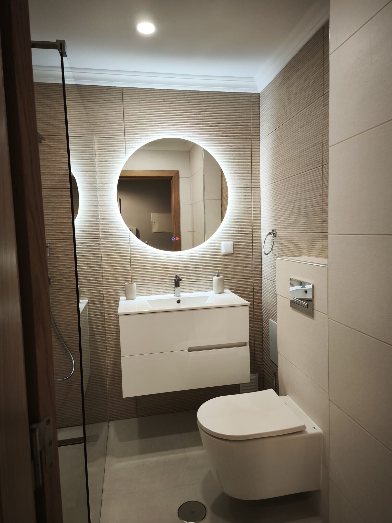 Douche, sèche-cheveux, serviettes fournies