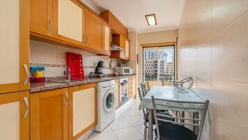 雪櫃、微波爐、焗爐、爐具