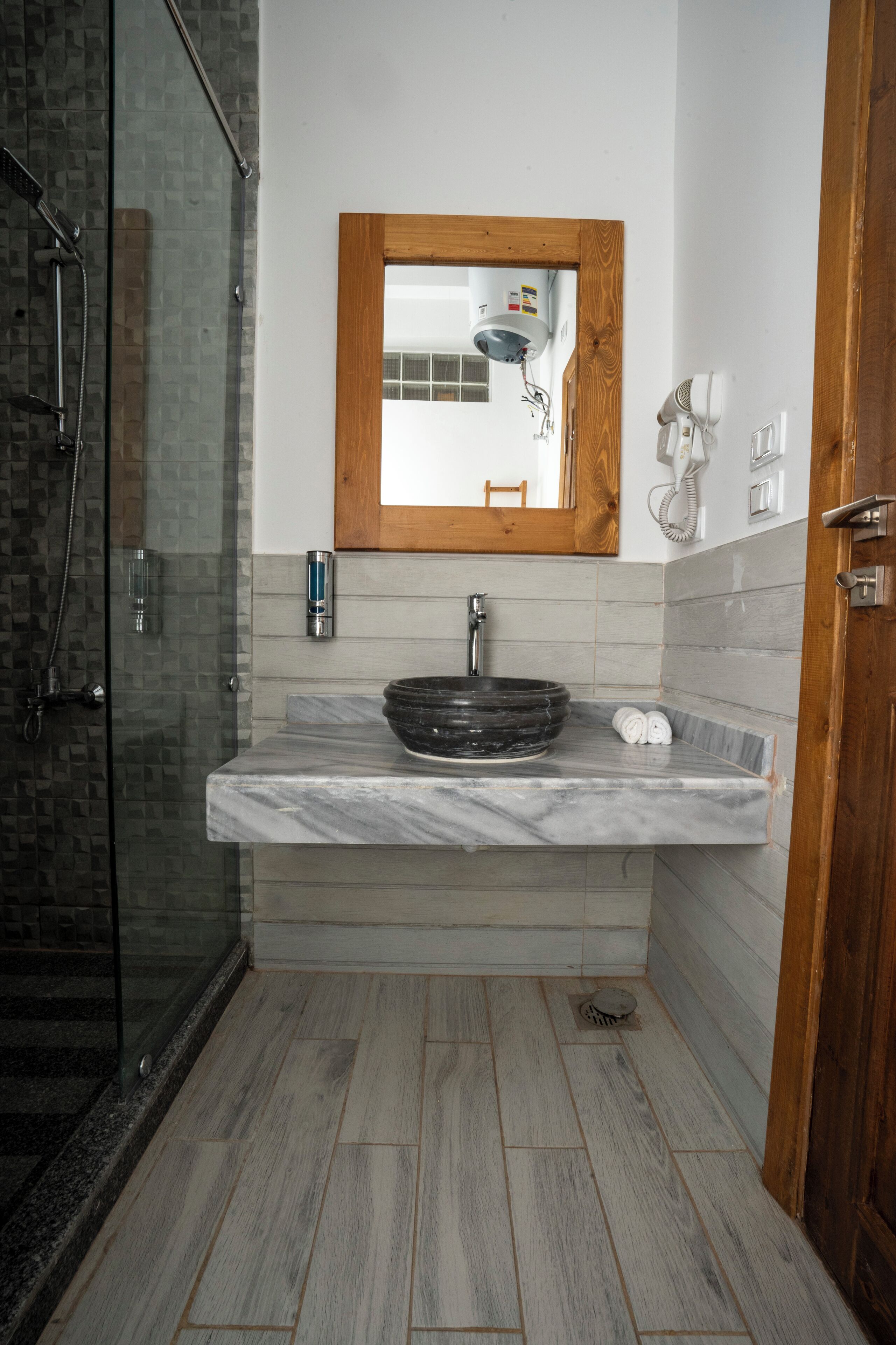 Secador de pelo, batas, pantuflas, jabón