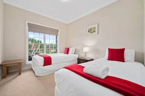 7 bedrooms, iron/ironing board, WiFi - Mole Hill Farmhouse (Keinbah)