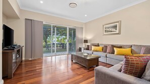 Smart TV - Mole Hill Farmhouse - Perfect Large Families Getaways (Keinbah)
