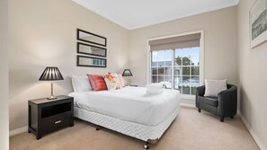 7 bedrooms, iron/ironing board, WiFi - Mole Hill Farmhouse - Perfect Large Families Getaways (Keinbah)