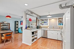 Private kitchen - Huge 4 Bedroom MCM House, Walk to Downtown! (Austin)