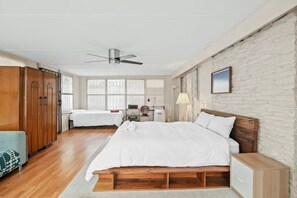 4 bedrooms, iron/ironing board, WiFi, bed sheets