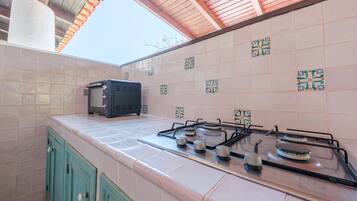 Frigorifero, microonde, forno, piano cottura