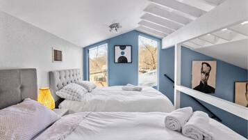 6 bedrooms, iron/ironing board, free WiFi, bed sheets