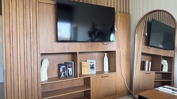 Superior Apartment, 1 Queen Bed with Sofa bed, Air conditioning | Premium bedding, desk, laptop workspace, free WiFi