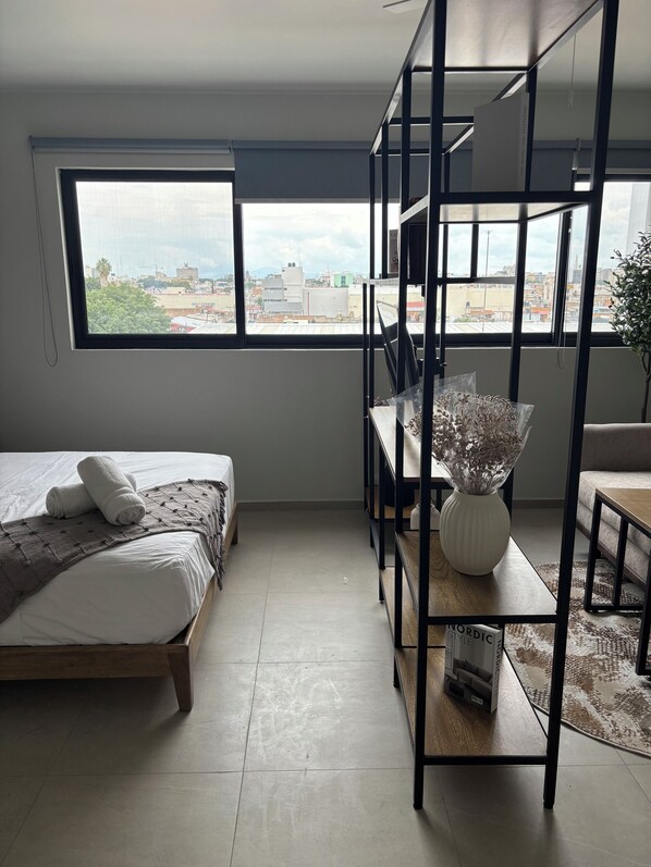 Departamento superior, 1 cama Queen size y sofá cama | Ropa de cama de alta calidad y escritorio 