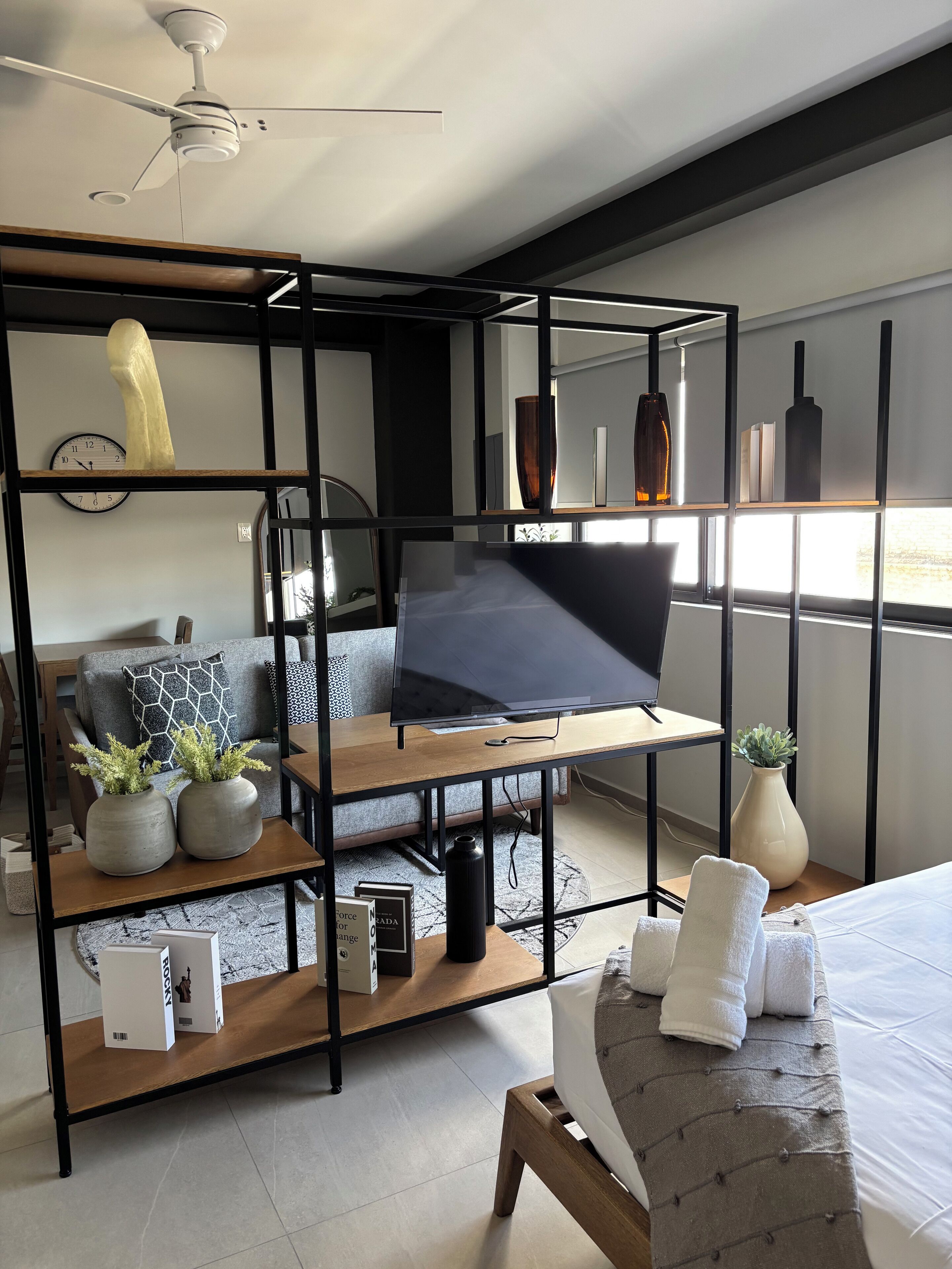 Leilighet – standard | Sengetøy av topp kvalitet, skrivebord og skrivebord for bærbar PC