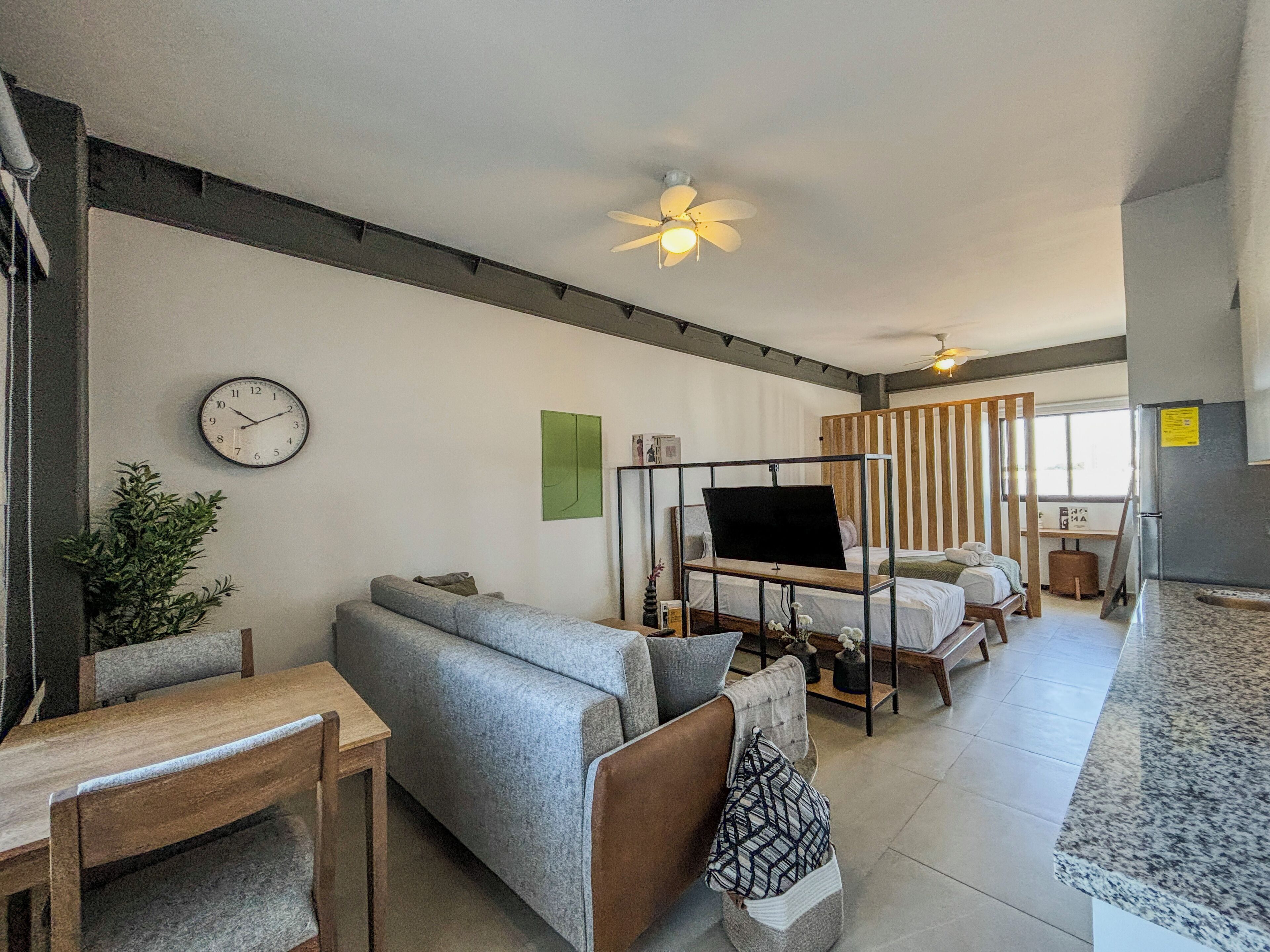 Leilighet – standard, flere senger | Oppholdsrom | En 44-tommers smart-TV med digitale kanaler