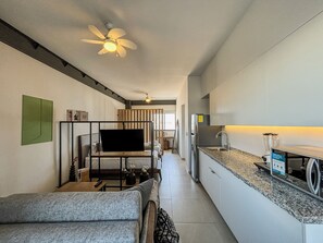 Standard Apartment, 2 Twin Beds | Private kitchenette | Fridge, microwave, cookware/dishes/utensils
