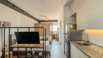 Departamento estándar, varias camas | Televisión