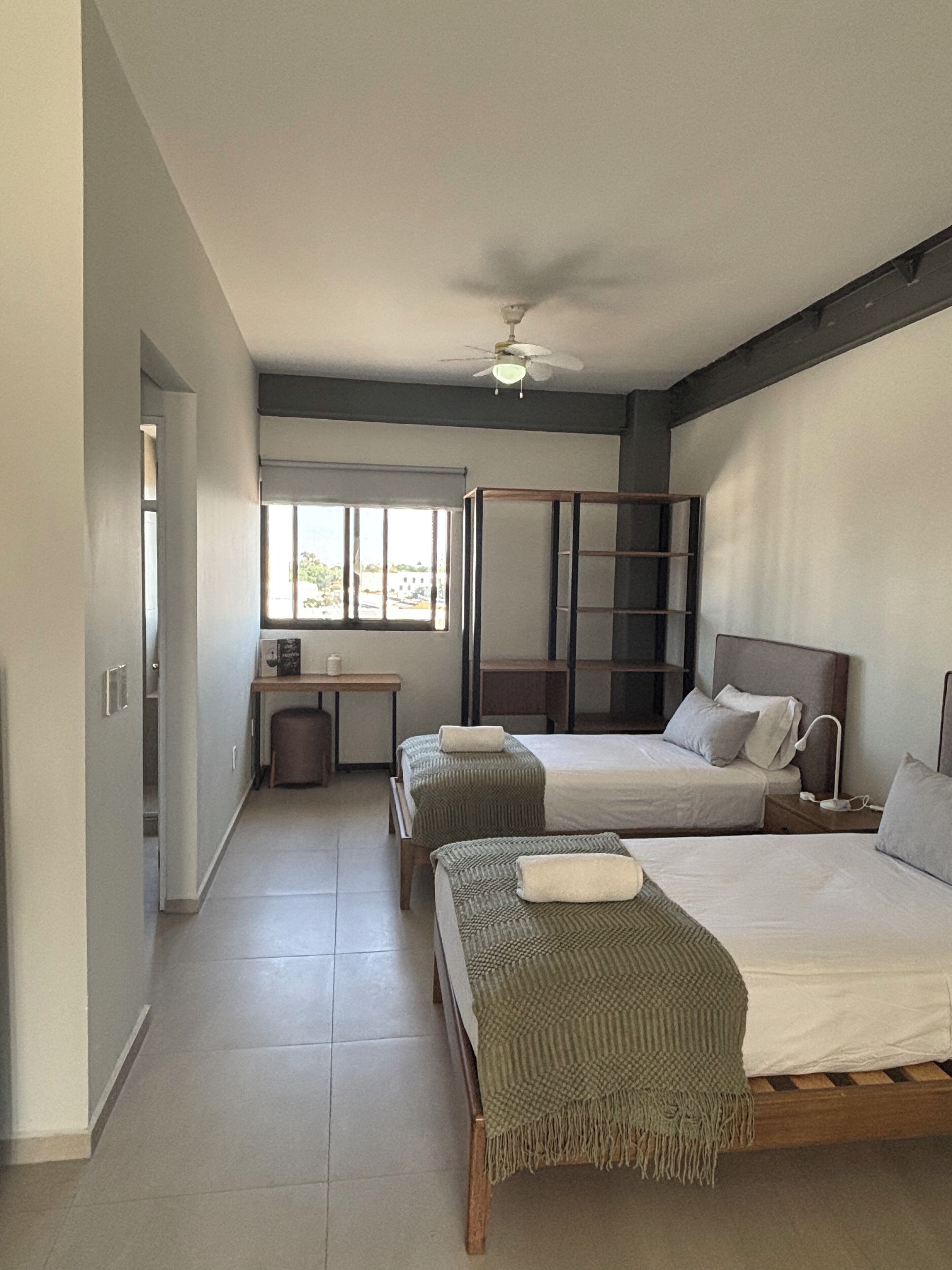 Leilighet – superior, flere senger | Sengetøy av topp kvalitet, skrivebord og skrivebord for bærbar PC