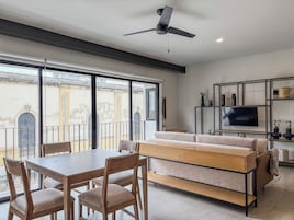 Loft superior | Zona de estar | Smart TV de 44 pulgadas con canales digitales