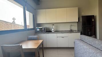 Departamento superior, 1 cama Queen size y sofá cama, aire acondicionado | Comedor