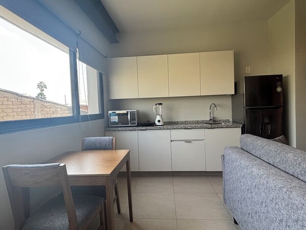 Superior Apartment, 1 Queen Bed with Sofa bed, Air conditioning | Dining room