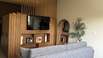 高級公寓, 1 張加大雙人床及 1 張梳化床, 空調 | 高級寢具、書桌、手提電腦工作空間、免費 Wi-Fi