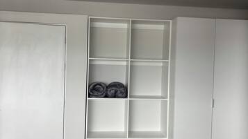 スーペリア アパートメント クイーンベッド 1 台ソファーベッド付き | 高級寝具、デスク、ノートパソコン用作業スペース、WiFi (無料)