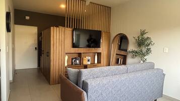 Departamento superior, 1 cama Queen size y sofá cama, aire acondicionado | Ropa de cama de alta calidad y escritorio