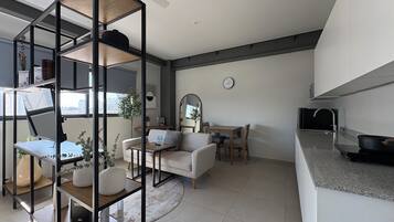 Apartemen Superior, 1 Tempat Tidur King dengan tempat tidur Sofa | Dapur pribadi | Lemari es, microwave, blender, dan peralatan masak/sendok-piring