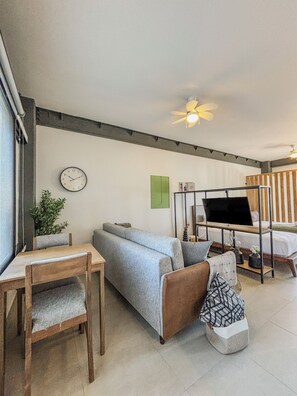 Standard Apartment, Multiple Beds | Dining room