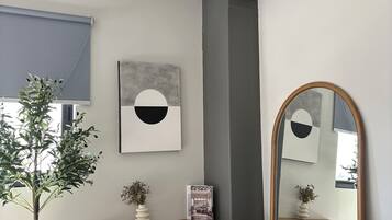 Departamento superior, 1 cama King size y sofá cama | Ropa de cama de alta calidad y escritorio