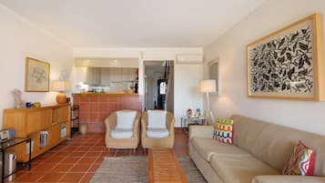 Una televisión, una chimenea