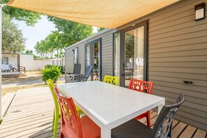 Outdoor dining - Bungalow 'Dans Camping 5 Étoiles' with Shared Pool, Wi-Fi and Air Conditioning (Vendres)