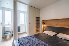 3 bedrooms - Bungalow 'Dans Camping 5 Étoiles' with Shared Pool, Wi-Fi and Air Conditioning (Vendres)