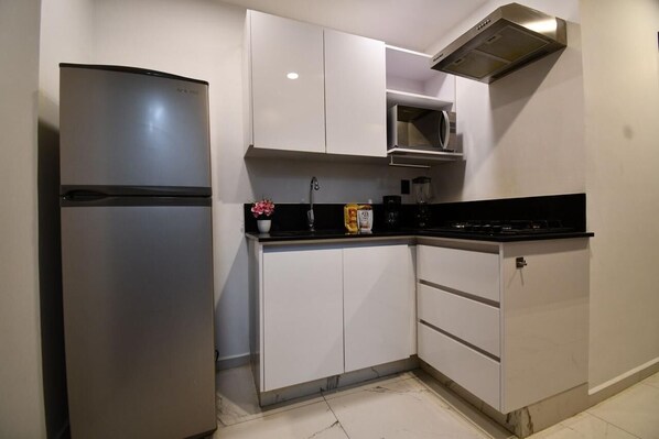 Refrigerador, microondas, parrilla de estufa y cafetera y tetera 