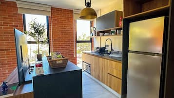 Réfrigérateur, micro-ondes, plaque de cuisson, cafetiÚre/bouilloire