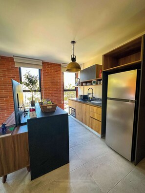 Kylskåp, mikrovågsugn, spishäll och kaffe- och tebryggare